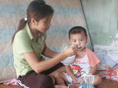 Chị Bích và cậu con trai với công nhân Trung Quốc. Chị Bích và cậu con trai với công nhân Trung Quốc