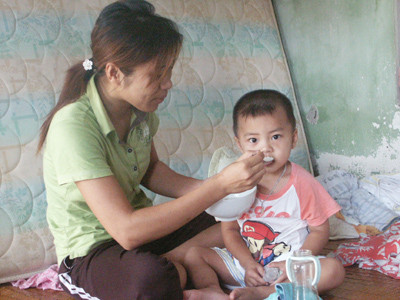 Chị Bích và cậu con trai với công nhân Trung Quốc