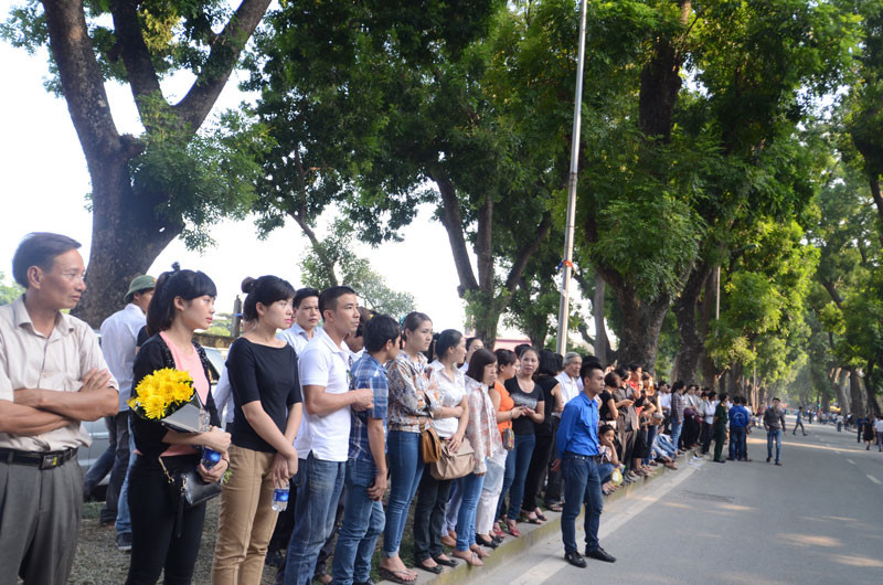 Trên vỉa hè người dân đứng kín nhìn vào trong nhà Đại tướng