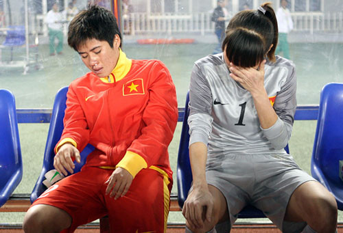 Và những giọt nước mắt đã rơi khi lỡ cuộc hò hẹn với vinh quang