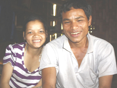 Vợ chồng trẻ Nguyễn Văn Thiện – Nguyễn Thị Râu. “Chồng không uống rượu mình sướng cái thân” chị Râu nói