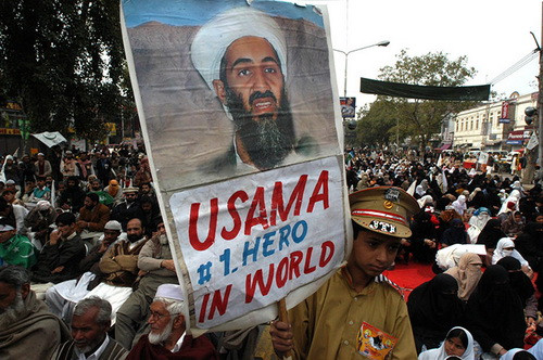 2005: Một cậu bé Pakistan giơ tấm biển có Osama bin Laden như là người hùng số 1 thế giới