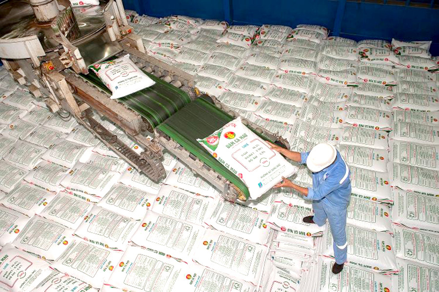 Phân bón, đặc biệt phân đạm đứng trước bối cảnh tăng giá khi giá dầu khí tăng mạnh trước những bất ổn trên thế giới. Phân bón, đặc biệt phân đạm đứng trước bối cảnh tăng giá khi giá dầu khí tăng mạnh trước những bất ổn trên thế giới.