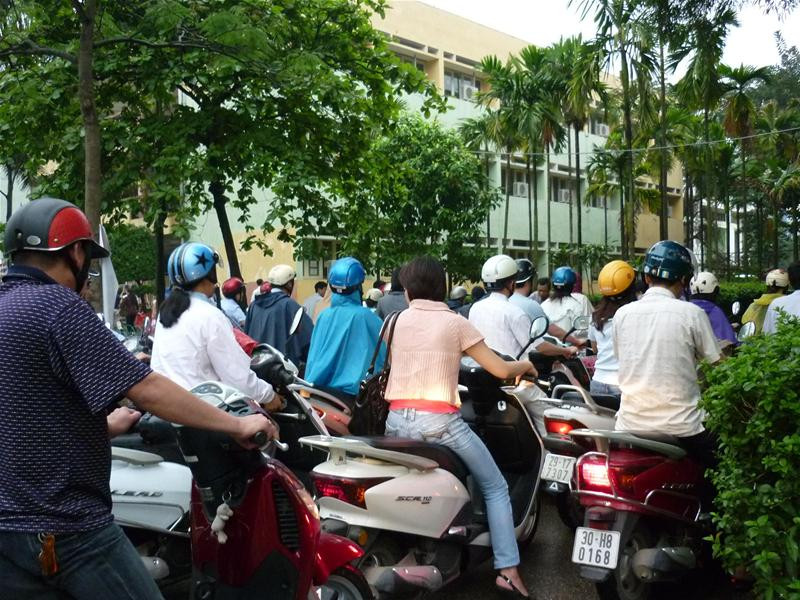 Đội mưa, đến sớm, xếp hàng.