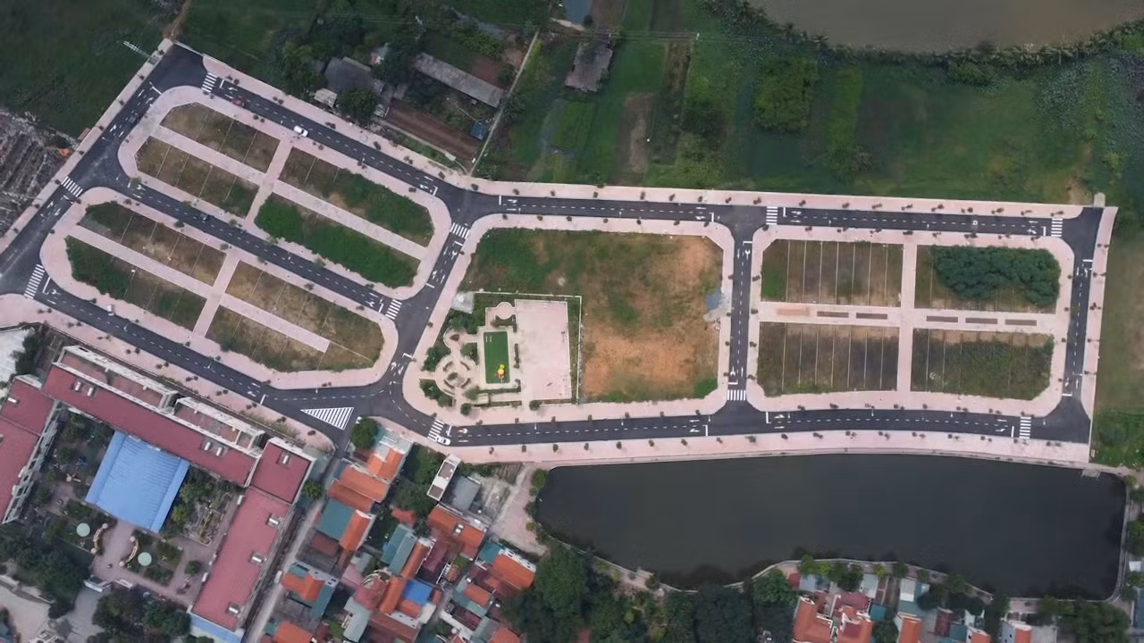 Phiên đấu giá 20 lô đất tại Lòng Khúc (xã Tiền Yên, huyện Hoài Đức) ngày 26/8 tới phải tạm dừng để thực hiện kiểm tra, rà soát.