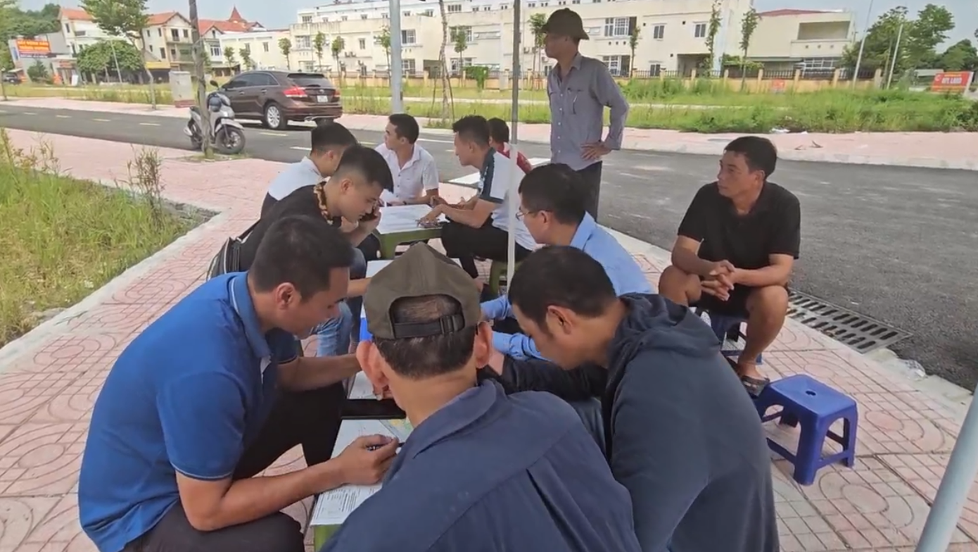 Theo môi giới, sau khi có kết quả trúng đấu giá, nhà đầu tư gửi bán với giá chênh dao động từ 250-600 triệu đồng/lô, tùy vị trí.