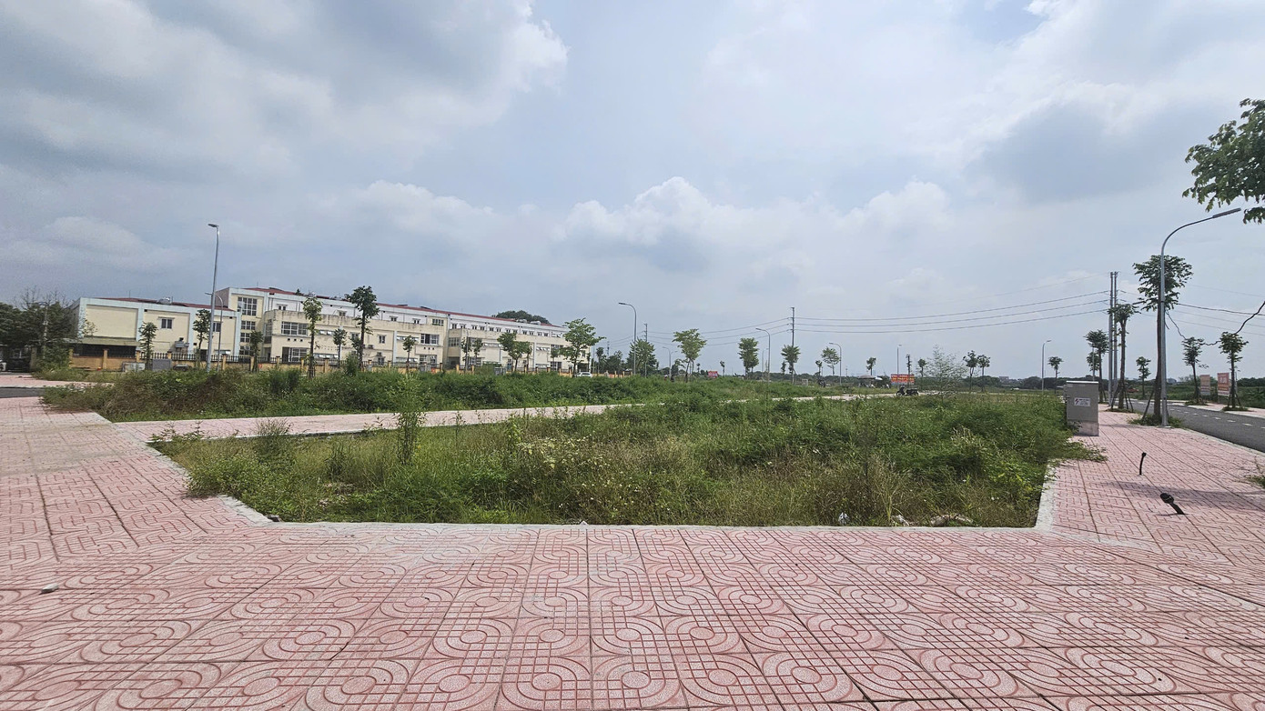 Theo một số nhà môi giới bất động sản, mức giá 133,3 triệu đồng/m2 đã thiết lập mặt bằng mới cho đất ở đây bởi giá này cao gấp 2-3 lần so với thị trường khu vực xung quanh khu đất đấu giá. Trong ảnh là lô đất LK03-12 (lô góc 3 mặt tiền) có diện tích hơn 113 m2 được trả giá cao nhất là 133,3 triệu đồng/m2.