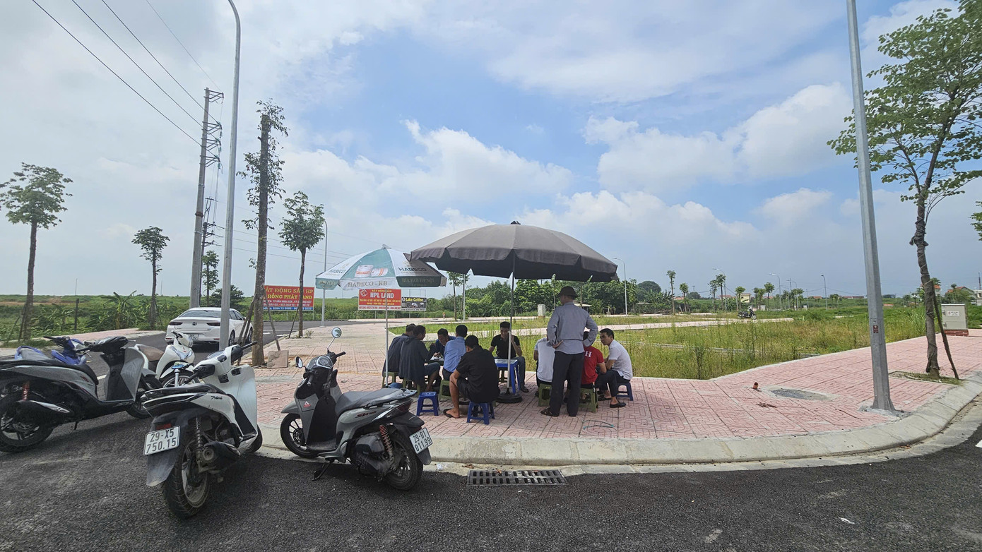 Bộ Xây dựng chấn chỉnh mua bán trao tay bất động sản nhiều lần, "thổi giá" gây nhiễu loạn thị trường. Bộ Xây dựng chấn chỉnh mua bán trao tay bất động sản nhiều lần, "thổi giá" gây nhiễu loạn thị trường.