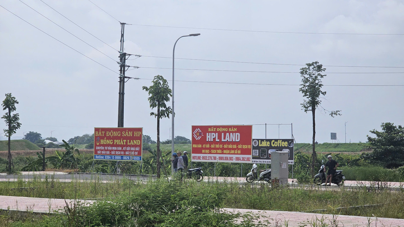 Sau phiên đấu giá đất xuyên đêm, ngay khi có kết quả trúng đấu giá, nhiều sàn môi giới "mọc" lên cạnh khu đất. Thậm chí, nhiều "cò đất" dựng ô, kê bàn ghế tư vấn, mời chào khách ngay giữa khu đất đấu giá.