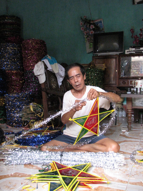 Ông Vũ Văn Kháng (xóm 4, thôn Bão Đáp) tin chắc vào nghề truyền thống sẽ vẫn trụ vững 