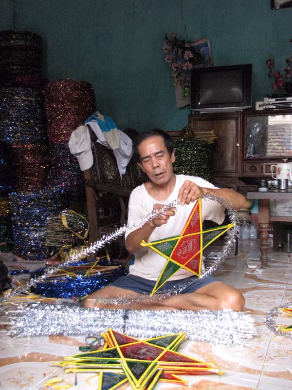 Ông Vũ Văn Kháng (xóm 4, thôn Bão Đáp) tin chắc vào nghề truyền thống sẽ vẫn trụ vững 