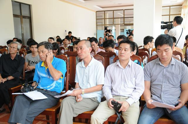 Các phóng viên nghe phổ biến kế hoạch tuyên truyền trước khi ra đảo