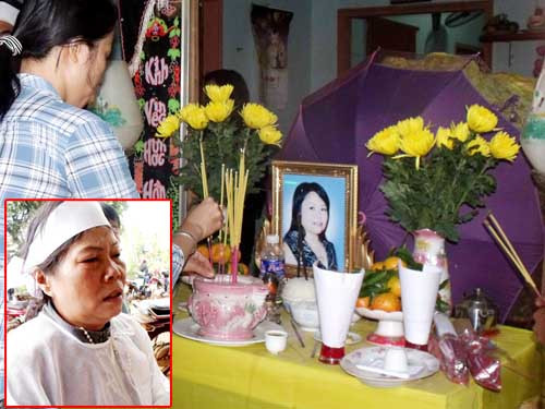 Bên di ảnh nạn nhân Nguyễn Thị Thuỷ, chủ quán cà phê Sơn Thuỷ Bà Nguyễn Thị Mai nói trong nước mắt: “Vì quá tin và thương người, tôi đã mất mẹ, mất luôn cả người em gái” 