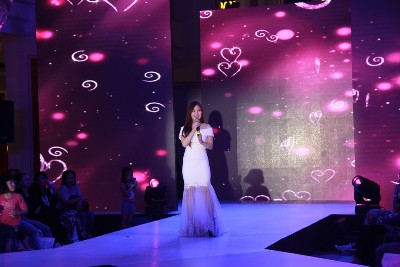 Ca sĩ Hương Tràm cũng làm cho đêm diễn trở nên sâu lắng với ca khúc “Xa” của nhạc sĩ Phương Uyên