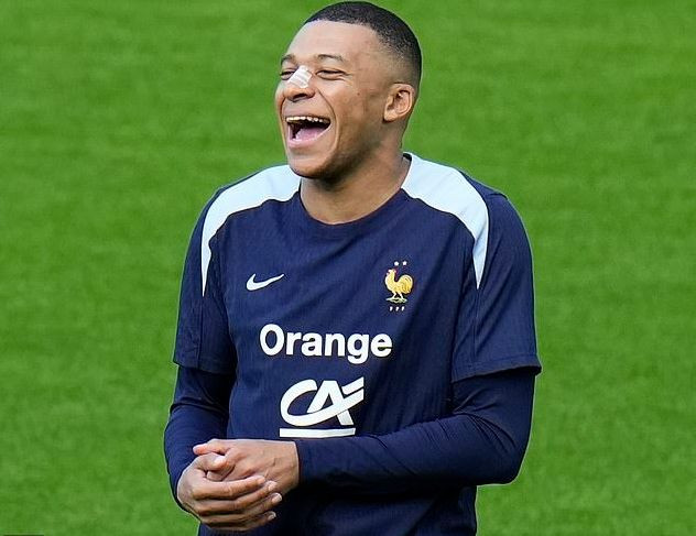 Ngôi sao 25 tuổi cũng cười rất tươi, sẵn sàng cho các trận tiếp theo của ĐT Pháp. Ngôi sao 25 tuổi cũng cười rất tươi, sẵn sàng cho các trận tiếp theo của ĐT Pháp.