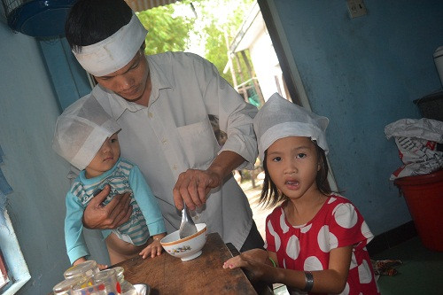 Mẹ và anh trai vừa bị lũ cuốn, để lại chồng trẻ và hai em thơ côi cút bên nhau. ảnh Việt Hương