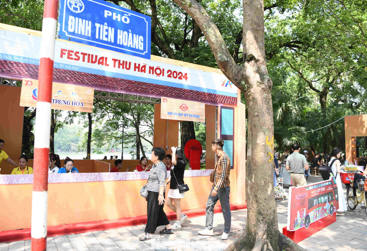 Festival thu Hà Nội năm nay có sự tham gia khoảng 150 gian hàng giới thiệu sản phẩm du lịch của các đơn vị lữ hành, sản phẩm quà tặng đến từ các làng nghề truyền thống của Hà Nội.