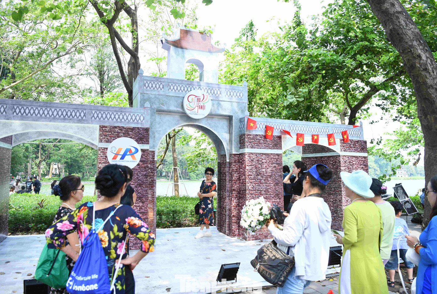 Tại lễ hội năm nay còn có một số không gian văn hóa với những mô hình về di sản, di tích Hà Nội để du khách chụp ảnh.