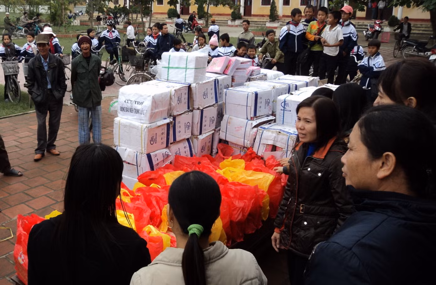 Chuyển vở đến trường tiểu học Vượng Lộc. ảnh Ngọc Huyền.
