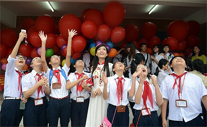 Các học sinh cấp 2 cũng tranh thủ chụp ảnh và cùng thả bóng với cô giáo xinh đẹp. Các học sinh cấp 2 cũng tranh thủ chụp ảnh và cùng thả bóng với cô giáo xinh đẹp