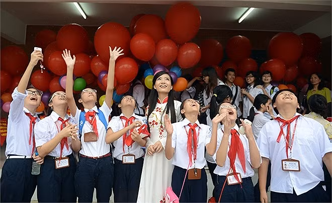 Các học sinh cấp 2 cũng tranh thủ chụp ảnh và cùng thả bóng với cô giáo xinh đẹp. Các học sinh cấp 2 cũng tranh thủ chụp ảnh và cùng thả bóng với cô giáo xinh đẹp