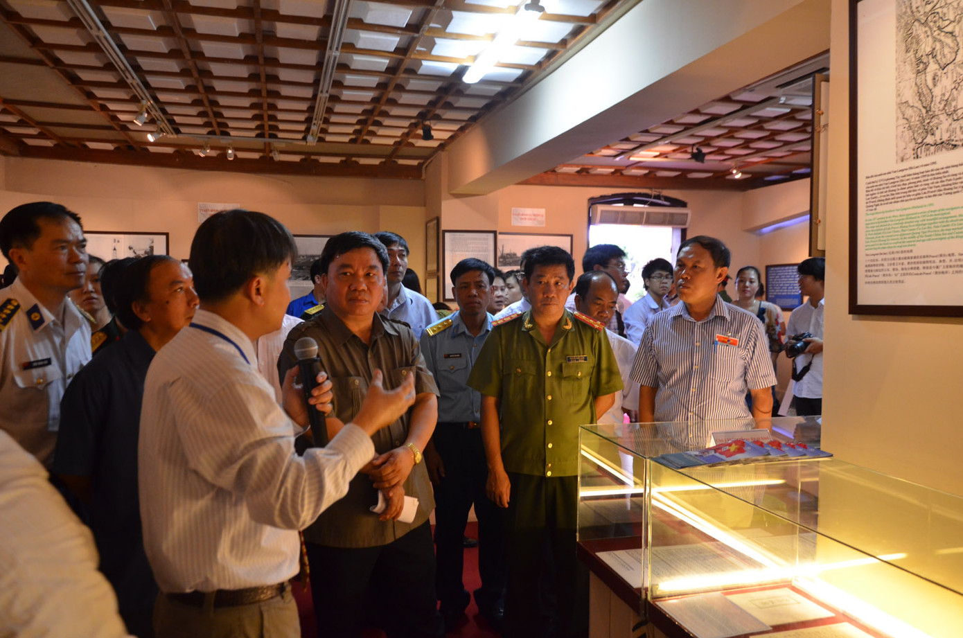 Thứ trưởng Bộ Thông tin và Truyền thông Đỗ Quý Doãn tham quan triển lãm