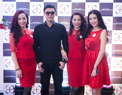 Kỷ niệm 20 năm bước chân vào làng người mẫu, cặp song sinh Thúy Hằng - Thúy Hạnh đã bất ngờ tách riêng và mở công ty đào tạo, giải trí của chính mình mang tên BB Plus. Á Hậu Dương Tú Anh Hoa hậu đông nam Á Phan Hoàng Thư Top 15 hoa hậu châu Á Thái Bình Dương Trương Tùng Lan Top 5 miss Ngoisao Hằng Kool Top 5 miss Ngoisao Đỗ Kiều Oanh Với tâm huyết qua 20 năm, với lòng yêu nghề và đầy nhiệt huyết của hai chị em cùng các cộng sự BB Plus đã chính thức ra đời, hoạt động với thương hiệu BB Academy & Entertaiment với hai mảng là đào tạo và cung cấp các dịch vụ giải trí. Vợ chồng diễn viên Minh Tiệp MC Tuấn Tú Sự có mặt của các mẫu nhí - Lớp học baby Pro