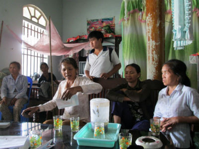 Người dân địa phương tập trung tại nhà nạn nhân để phản đối bản án sơ thẩm