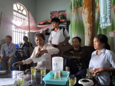 Người dân địa phương tập trung tại nhà nạn nhân để phản đối bản án sơ thẩm