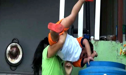 Chuyên gia tâm lý Nguyễn An Chất cho rằng hành động hành hạ trẻ mầm non là hành động đáng bị lên án. Đánh trẻ là một hành động không có tâm và tầm nhìn của cô giáo trông coi trẻ