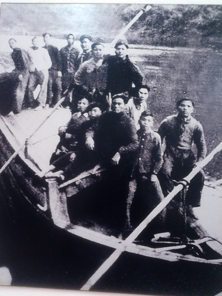 Cán bộ nhà máy in tiền vận chuyển máy in tiền lên Tuyên Quang, năm 1947. Cán bộ nhà máy in tiền vận chuyển máy in tiền lên Tuyên Quang, năm 1947