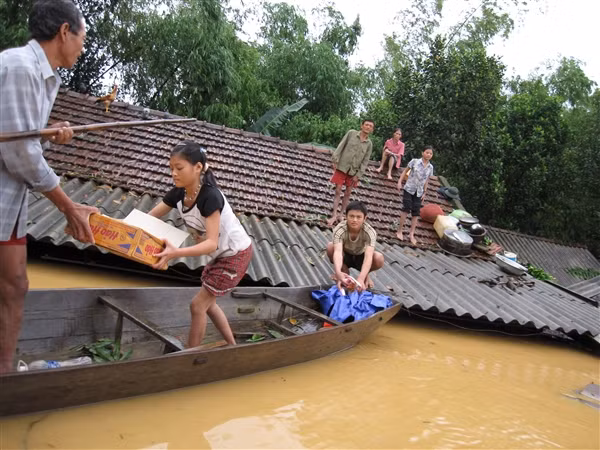 Người dân Miền Trung trong cơn lũ lịch sử 2010. Ảnh: Minh Thùy