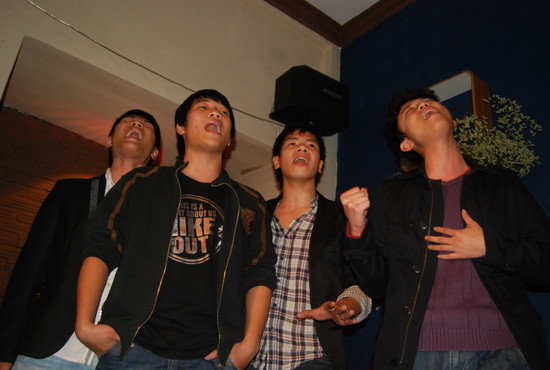 Oplus, một trong những nhóm nhạc được yêu thích nhất của cuộc thi BSB wannabe biểu diễn ca khúc Helless when she smiles