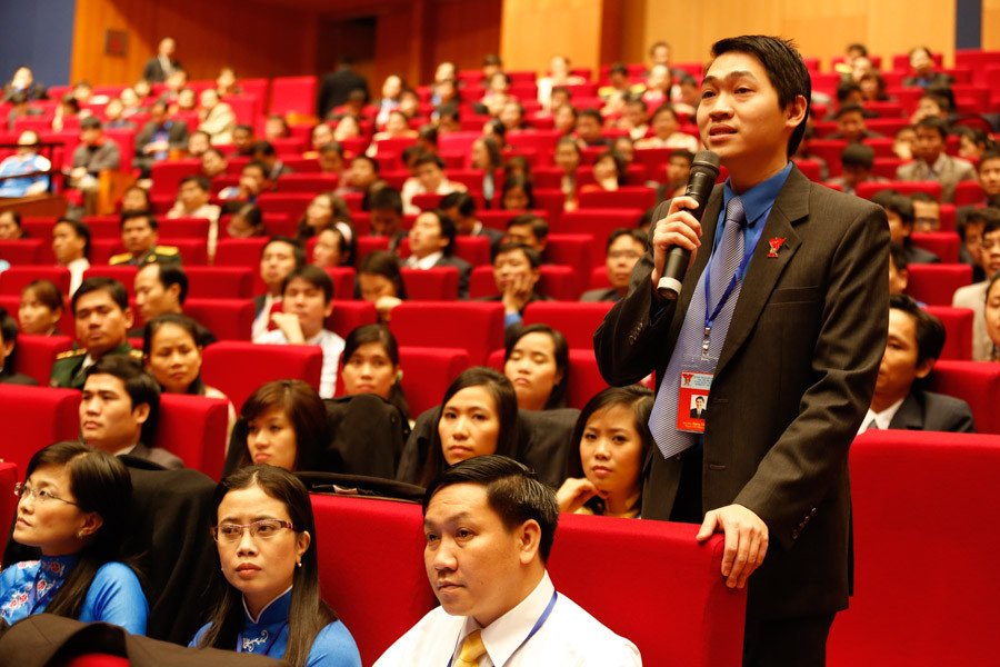 Đại biểu Đặng Tất Dũng đặt câu hỏi. Đại biểu