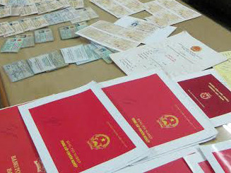 Các loại bằng giả, giấy phép lái xe giả bị thu giữ. Các loại bằng giả, giấy phép lái xe giả bị thu giữ