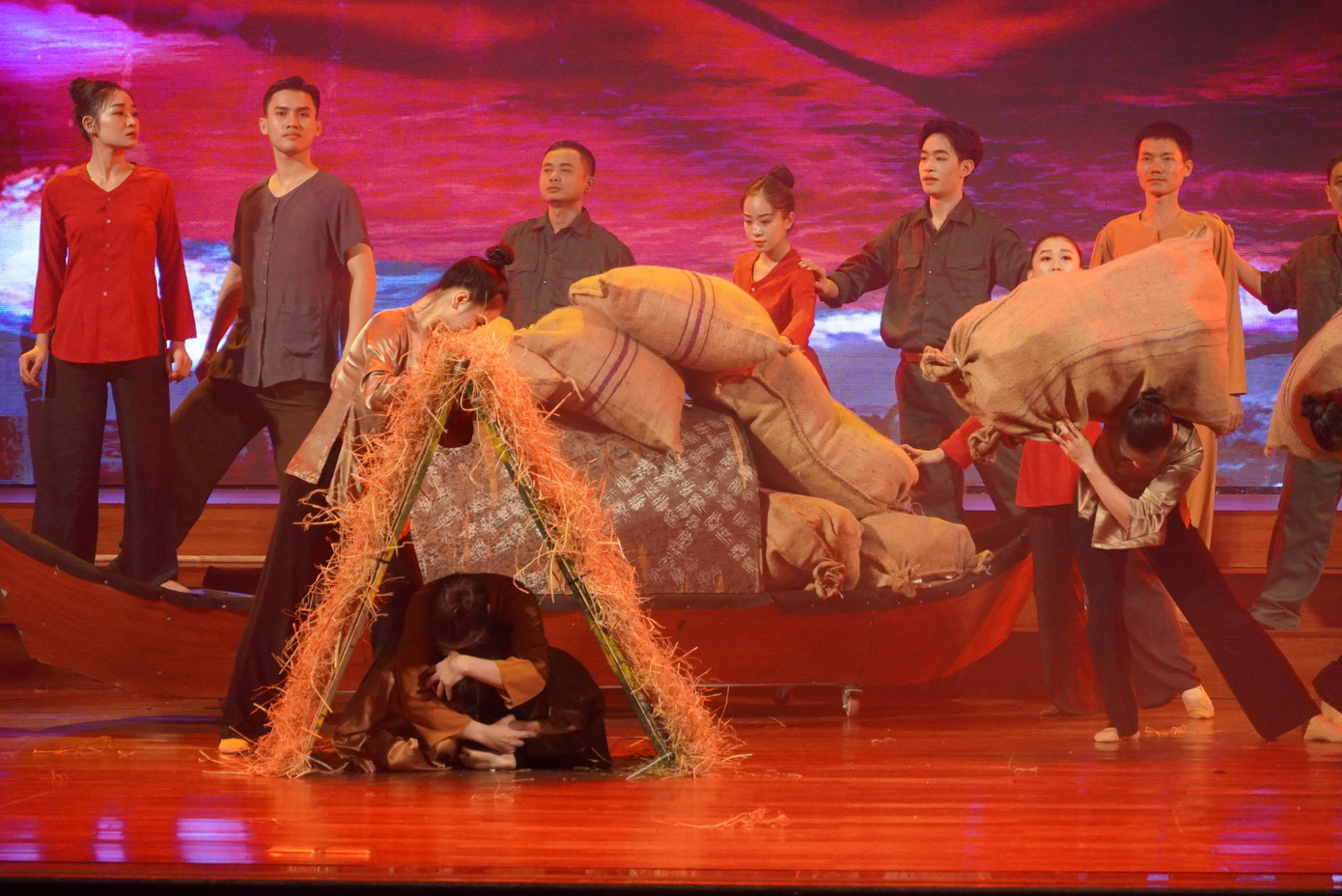 Đêm nhạc đã tái hiện một Quảng Bình "chiến đấu giỏi, sản xuất cũng giỏi".