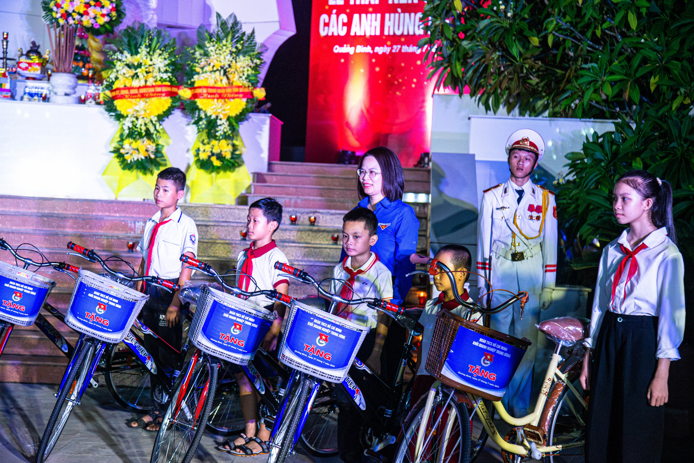 Tặng xe đạp cho các em học sinh có hoàn cảnh khó khăn của địa bàn huyện Bố Trạch