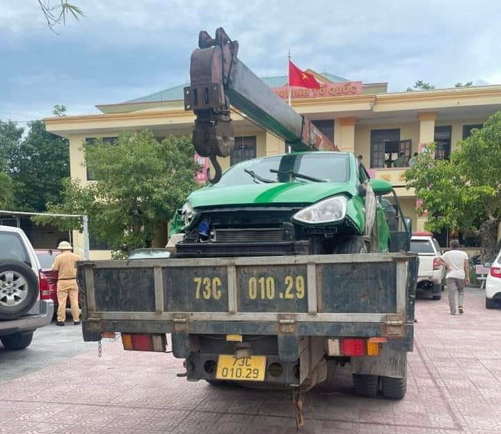 Sau nhiều lần va chạm, chiếc taxi bị hư hỏng nặng, buộc phải cẩu về trụ sở công an để phục vụ điều tra.