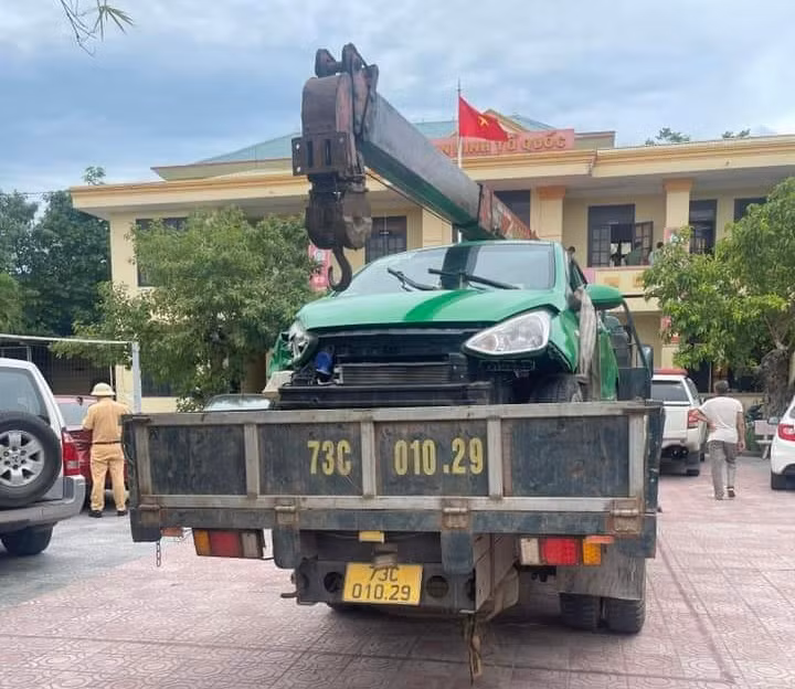 Sau nhiều lần va chạm, chiếc taxi bị hư hỏng nặng, buộc phải cẩu về trụ sở công an để phục vụ điều tra.
