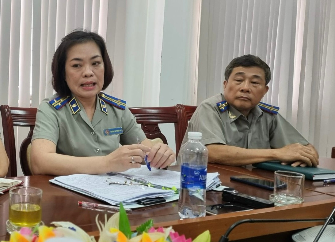 Ông Mai Công Danh (cục trưởng) và bà Nguyễn Thị Phương Lan (chi cục trưởng) trong một buổi làm việc với báo chí liên quan đến vụ việc nói trên. Ông Mai Công Danh (cục trưởng) và bà Nguyễn Thị Phương Lan (chi cục trưởng) trong một buổi làm việc với báo chí liên quan đến vụ việc nói trên.