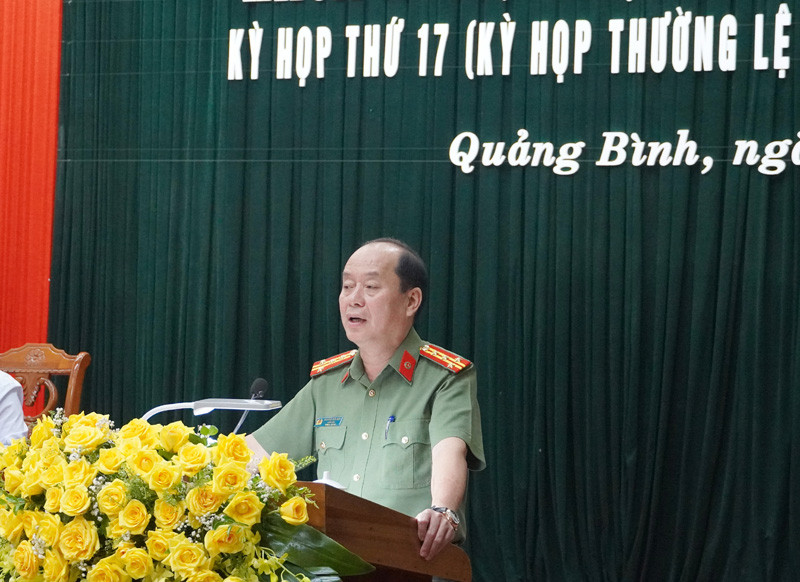 Giám đốc Công an tỉnh Quảng Bình trả lời chất vấn của đại biểu hội đồng nhân dân tỉnh Quảng Bình. Giám đốc Công an tỉnh Quảng Bình trả lời chất vấn của đại biểu hội đồng nhân dân tỉnh Quảng Bình.