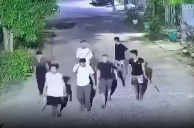 Ảnh cắt từ camera an ninh của nhà dân trên đường Triệu Quang Phục.