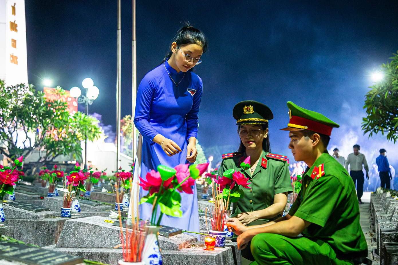 Xúc động thế hệ trẻ dâng hương, hoa bên những mộ liệt sĩ an nghỉ tại nghĩa trang Ba Dốc nhân 77 năm ngày Thương binh - liệt sĩ