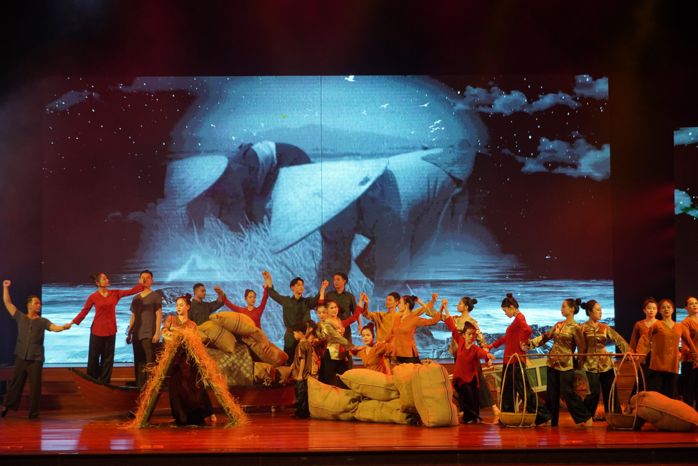 Đêm nhạc đã tái hiện một Quảng Bình "chiến đấu giỏi, sản xuất cũng giỏi".