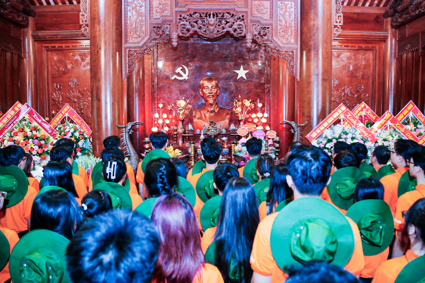 Các đoàn viên trường ĐHBKHN dâng hoa, dâng hương tại Khu di tích Quốc gia đặc biệt Kim Liên.