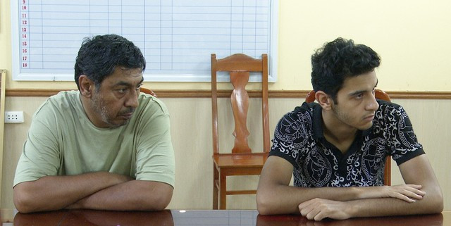 Hai người đàn ông Iran tại cơ quan công an.