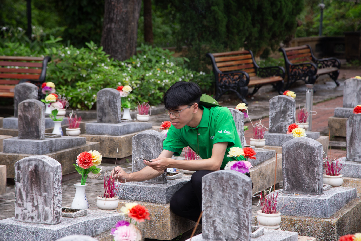 Dâng hương tri ân những anh hùng liệt sĩ tại nghĩa trang Liệt sĩ Trường Sơn.