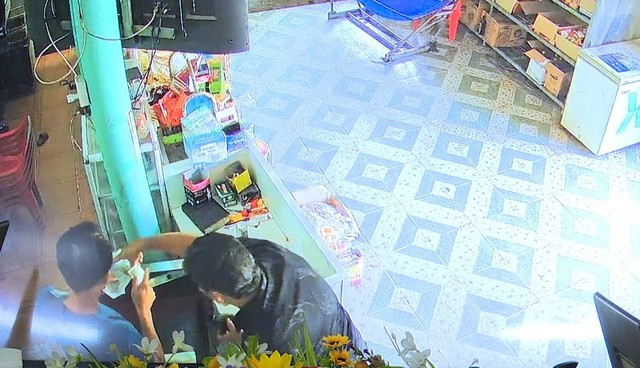 Hình ảnh camera ghi lại những hành động của đối tượng gây mất chú ý.