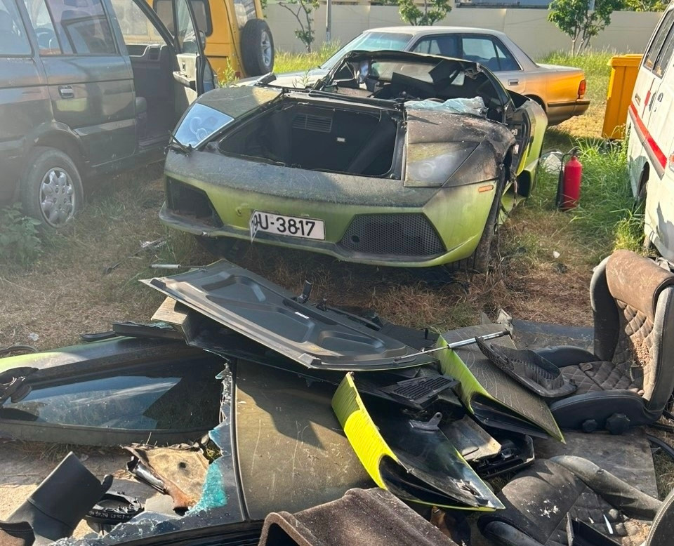 Sau khi tiêu huỷ, 2 siêu xe sẽ được bán phế liệu để sung công quỹ.