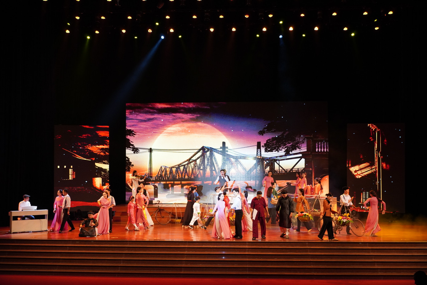 Một hoạt cảnh trong ca khúc Tôi yêu Hà Nội tại điêm nhạc.